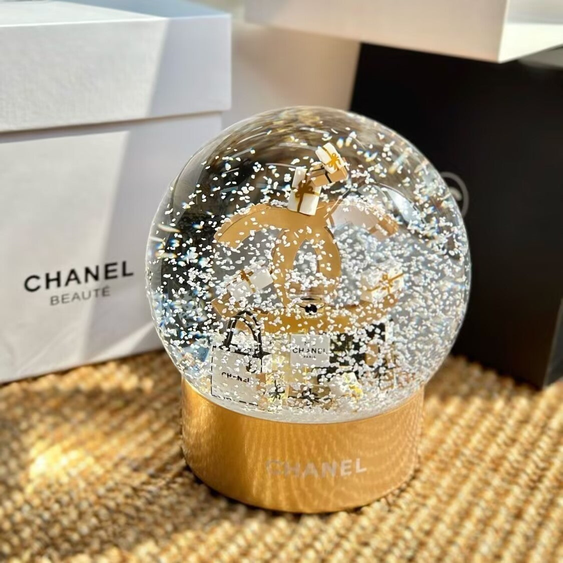 VIP Snow Globe 2023 - Gold